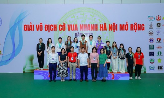 Ban tổ chức trao giải tại nội dung mở rộng bảng nâng cao - giải Cờ vua Hà Nội mở rộng 2024. Ảnh: BTC