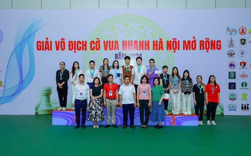 The Organizing Committee awarded prizes at the advanced board expansion event - Hanoi Open Chess Tournament 2024. Photo: Organizing Committee