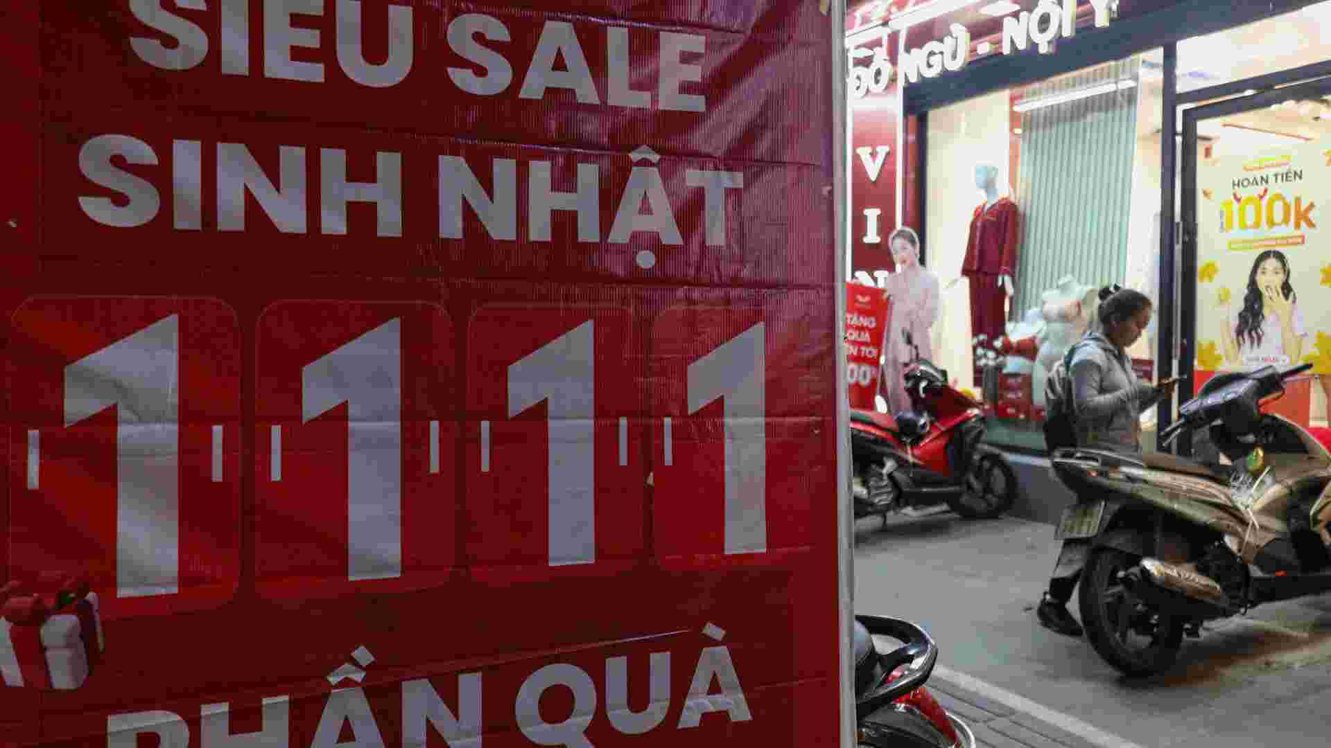 Shoppers are indifferent, stores are deserted before the 11.11 super sale day. Photo: Hoang Loc