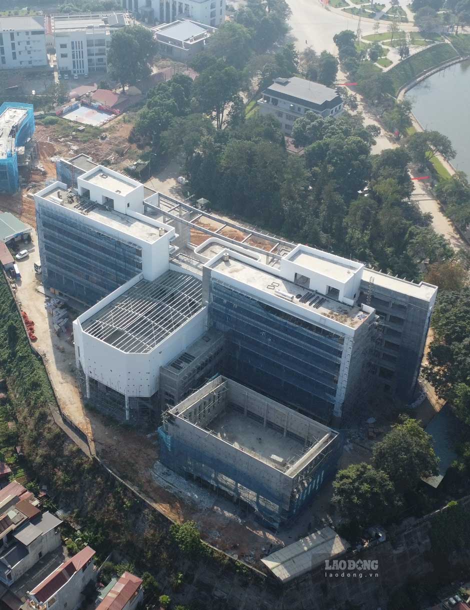 Công trình được khởi công ngày 7.7.2023 trên nền trụ sở Tỉnh uỷ cũ, dự kiến hoàn thiện vào tháng 1.2025. Đến nay, tiến độ thực hiện ước đạt trên 50% giá trị hợp đồng.