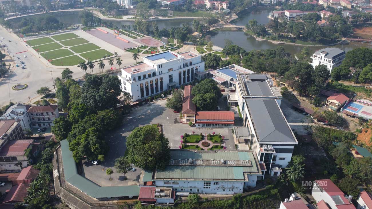 Dự án cải tạo UBND tỉnh Yên Bái nằm tại phường Đồng Tâm, TP Yên Bái, do Ban Quản lý dự án đầu tư xây dựng tỉnh làm chủ đầu tư, với tổng vốn hơn 100 tỉ đồng.