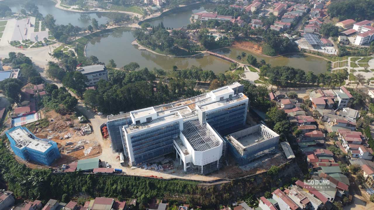 Cách đó không xa, Dự án trụ sở Tỉnh ủy và các ban Đảng tỉnh Yên Bái nằm tại phường Đồng Tâm, TP Yên Bái, do Ban Quản lý dự án đầu tư xây dựng tỉnh Yên Bái làm chủ đầu tư, với tổng vốn đầu tư khoảng 410 tỉ đồng.