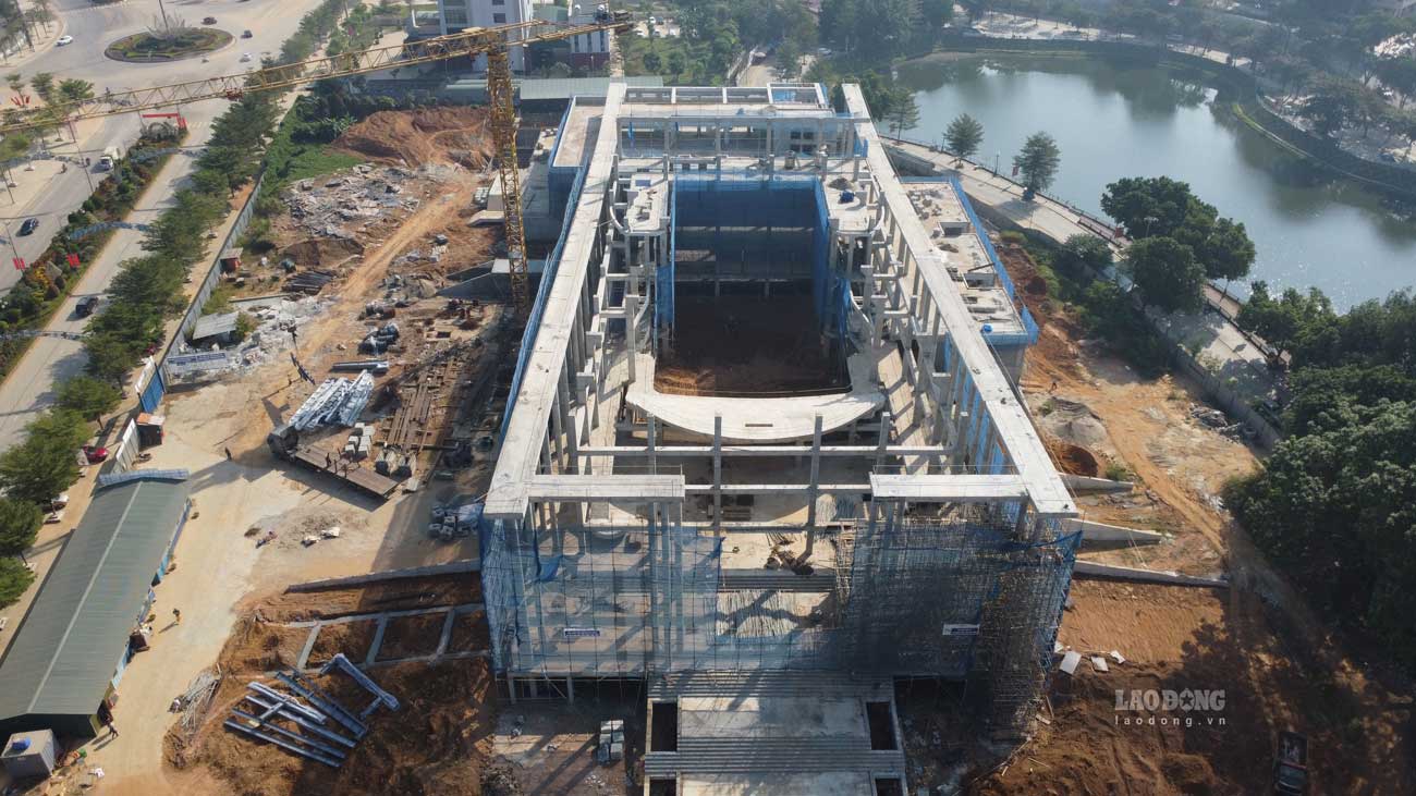 Đặc biệt với Dự án Trung tâm Hội nghị tỉnh, đồng chí Bí thư Tỉnh ủy, Chủ tịch UBND tỉnh Trần Huy Tuấn nhấn mạnh: Đây là công trình trọng điểm, có ý nghĩa hết sức quan trọng để phục vụ các sự kiện chính trị của tỉnh và là công trình chào mừng để tổ chức Đại hội Đảng bộ tỉnh lần thứ XX, nhiệm kỳ 2025 - 2030 tới đây.  Do vậy, đồng chí yêu cầu chủ đầu tư cũng như các nhà thầu thi công cần tập trung huy động mọi nguồn lực để đẩy nhanh hơn nữa tiến độ và đảm bảo chất lượng yêu cầu đề ra.