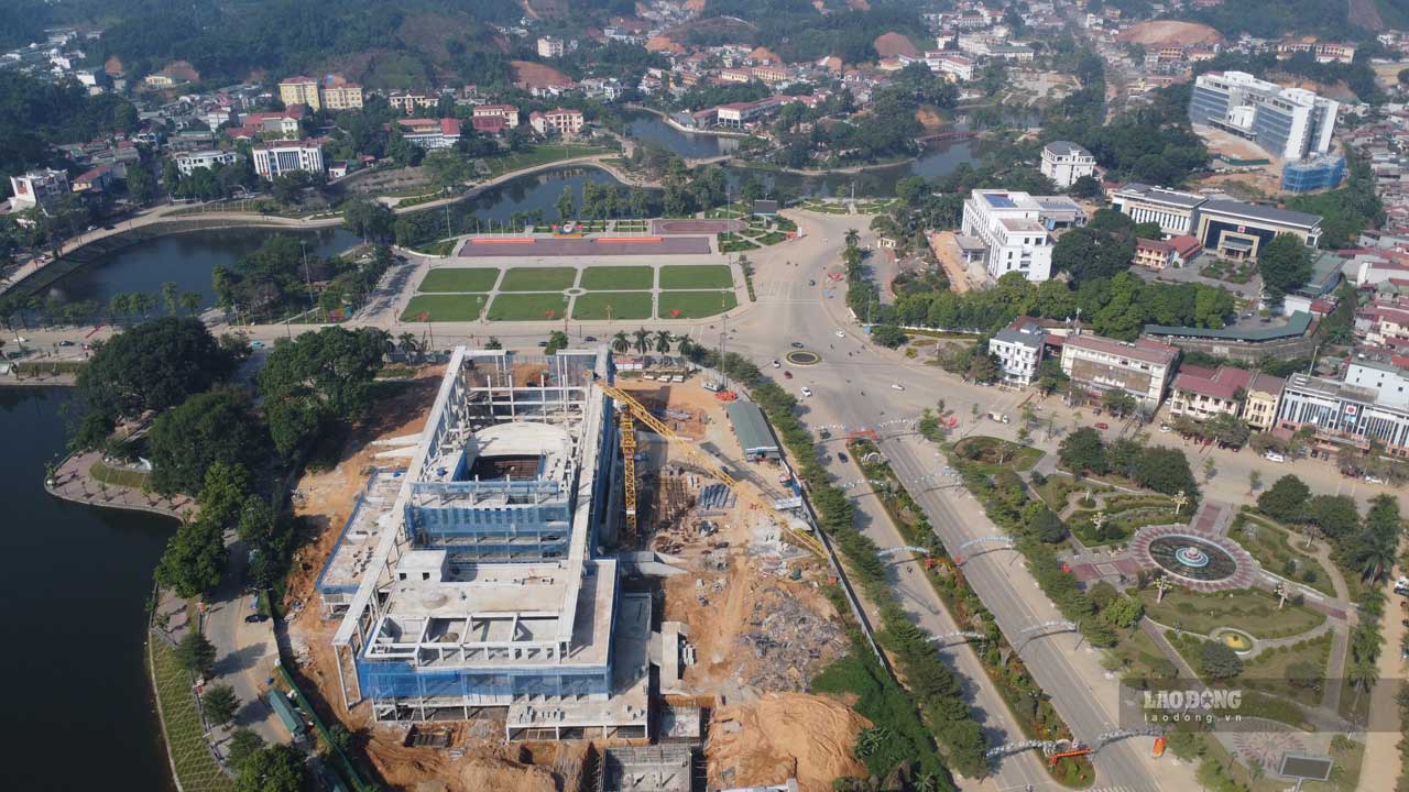 Secretary of the Provincial Party Committee and Chairman of the People's Committee of Yen Bai province, Tran Huy Tuan, recently inspected the construction progress of three key projects of the province. Photo: Tran Bui