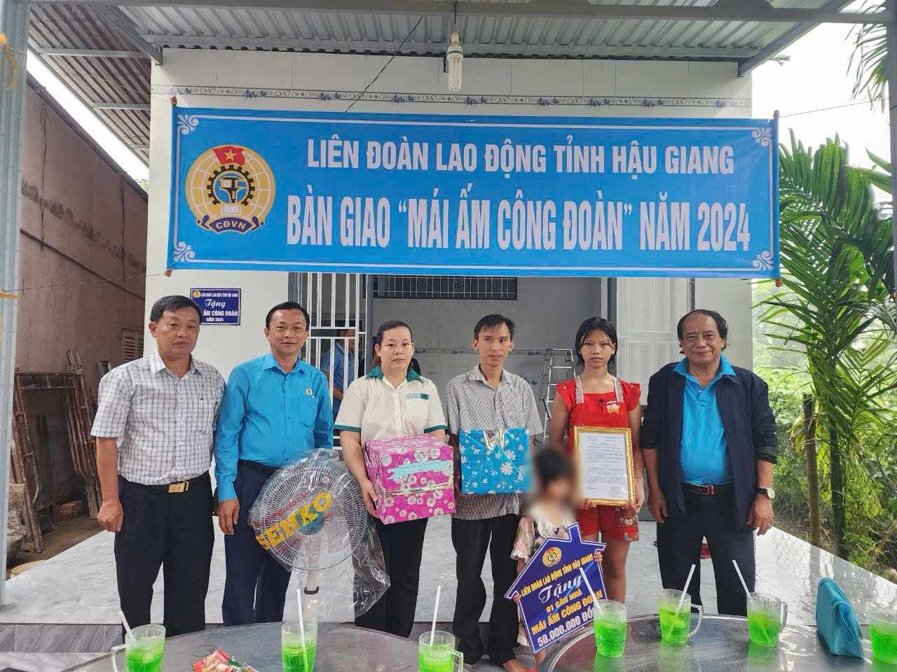 Le ban giao Mai am Cong doan cho doan vien Le Thi Tu Trinh thuoc CDCS Cong ty TNHH Lac Ty II. Anh: Don vi cung cap.