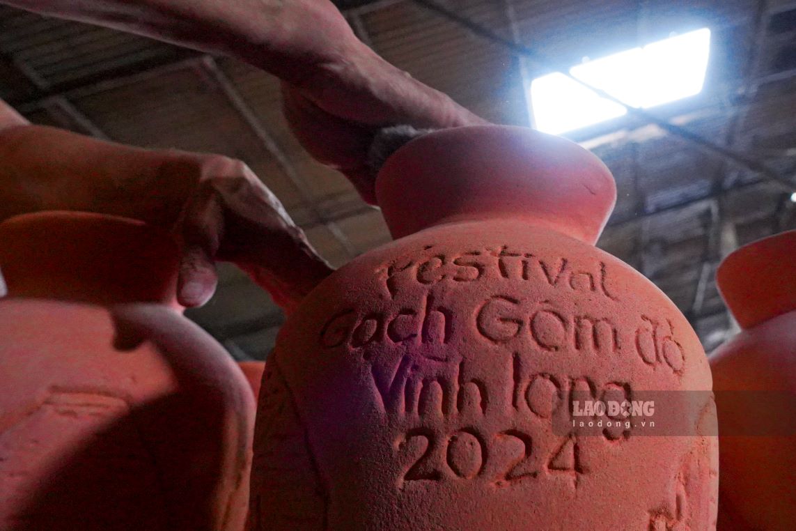 Tren moi binh gom deu duoc khac hoa nhung hoa van, hoa tiet ti mi, mang dau an cua Festival Gach Gom Do Vinh Long 2024.