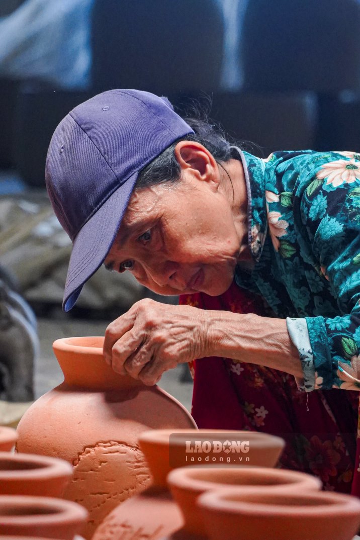 Ba Doan Thi Ngoc Diep - Chu tich Hiep hoi Gach gom my nghe Vinh Long - nhan dinh, Festival la co hoi de nganh nghe gach gom do Vinh Long co the gioi thieu, quang ba den nguoi tieu dung trong va ngoai nuoc. Hiep hoi da chuan bi nhieu san pham dep dung de trung bay va hon 600 binh gom lam qua tang cho khach (trong anh, nhan cong dang lam min san pham).