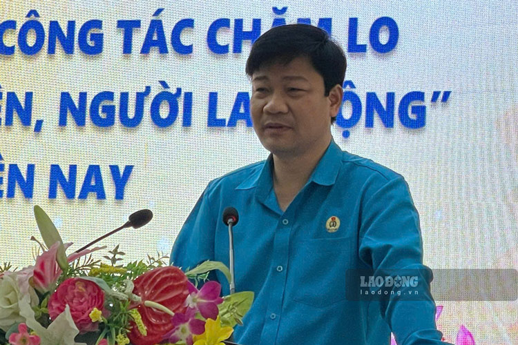 Chu tich Cong doan nganh Cong thuong tinh Lao Cai Hoang Tuan Hai neu y kien tai buoi hoi thao. Anh: Dinh Dai