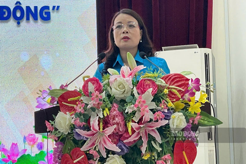 Ba Nguyen Thi Thai - Pho Chu tich Lien doan Lao dong tinh Lao Cai cho rang cac don vi cong doan co so can day manh hon nua cong tac cham lo, bao ve doan vien, nguoi lao dong tren dia ban. Anh: Dinh Dai