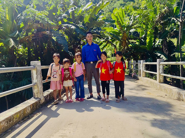 Cay cau giup tre den truong, ba con di lai de dang, giao thuong hang hoa tang len. Anh: Diem Huyen