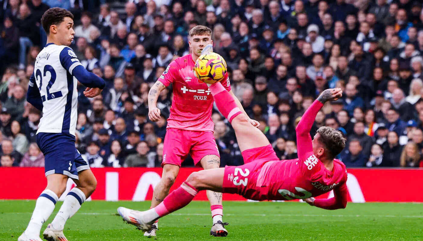 Ange Postecoglou dần cảm thấy áp lực tại Tottenham