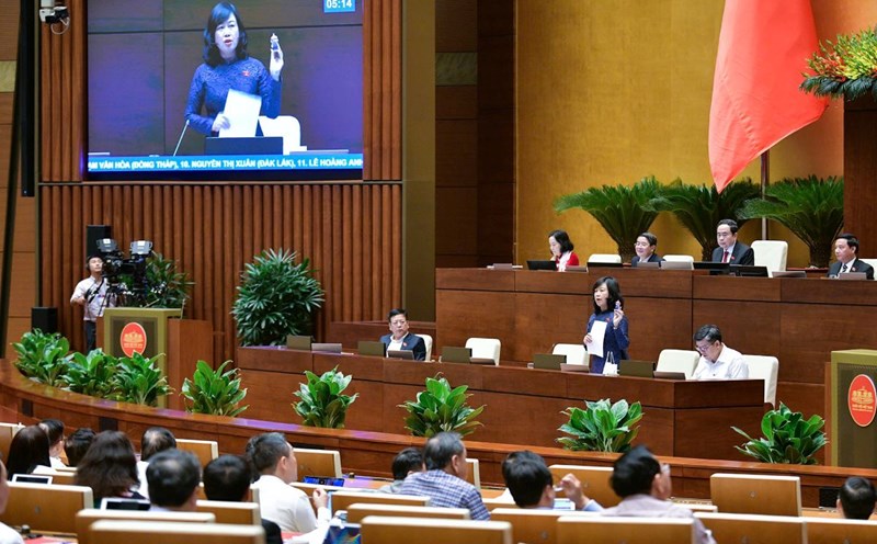 Minister Dao Hong Lan personally holds an electronic cigarette product and proposes that the National Assembly pass a resolution banning electronic cigarettes and heated tobacco products. Photo: Pham Dong