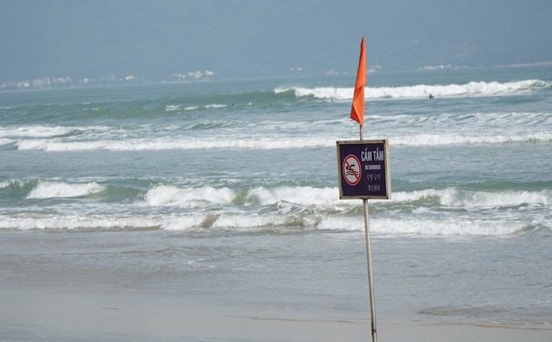 Da Nang City authorities search for missing student due to drowning. Photo: Nguyen Linh