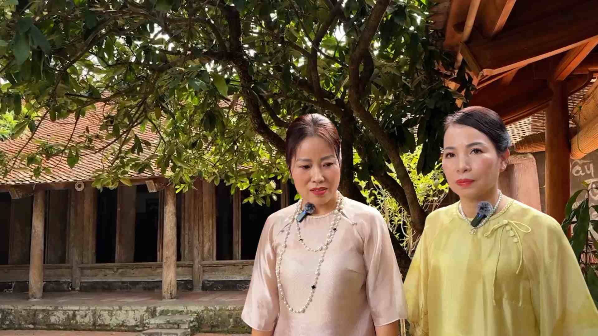 Tourists enjoy the over 100 year old house in Xu Doai