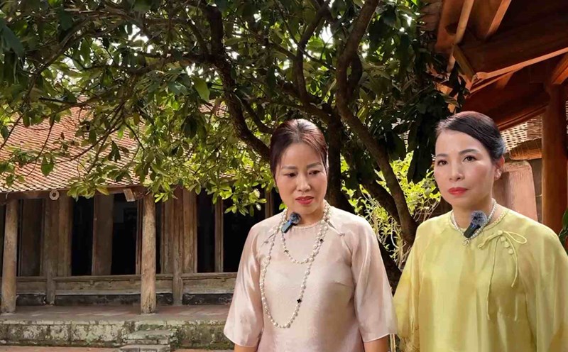 Tourists enjoy the over 100 year old house in Xu Doai
