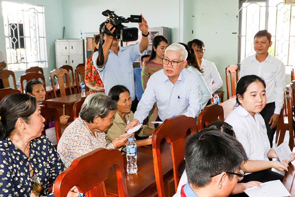 Provincial Party Secretary Nguyen Van Loi visited and presented gifts to poor households and households in difficult circumstances in Phu Thuan hamlet, Phu An commune, Ben Cat city. Photo: Quoc Chien
