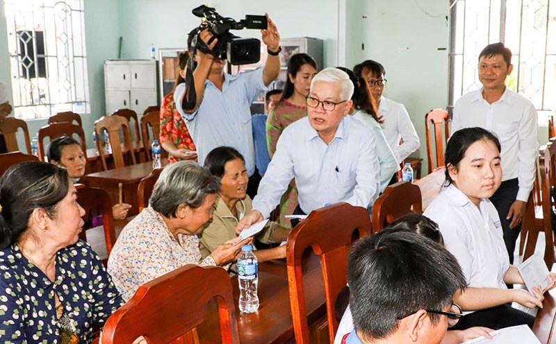 Provincial Party Secretary Nguyen Van Loi visited and presented gifts to poor households and households in difficult circumstances in Phu Thuan hamlet, Phu An commune, Ben Cat city. Photo: Quoc Chien