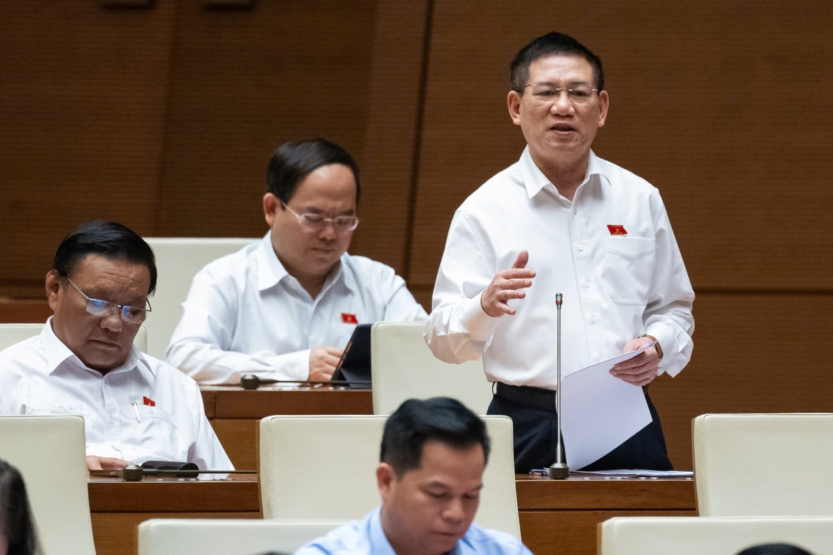 Deputy Prime Minister and Minister of Finance Ho Duc Phoc reported and explained related issues in the banking sector. Photo: Pham Thang