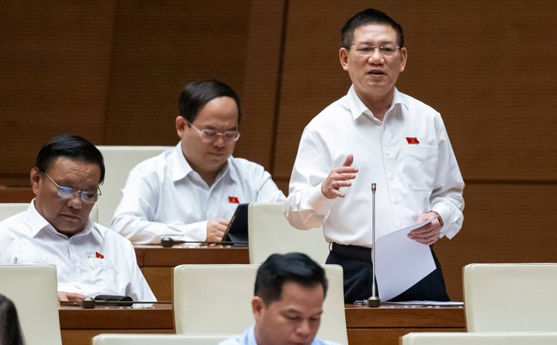 Deputy Prime Minister and Minister of Finance Ho Duc Phoc reported and explained related issues in the banking sector. Photo: Pham Thang