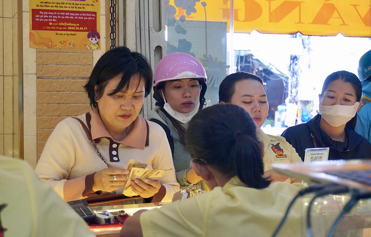 People need to be cautious when buying gold at a time when gold prices are volatile. Photo: Nhu Quynh