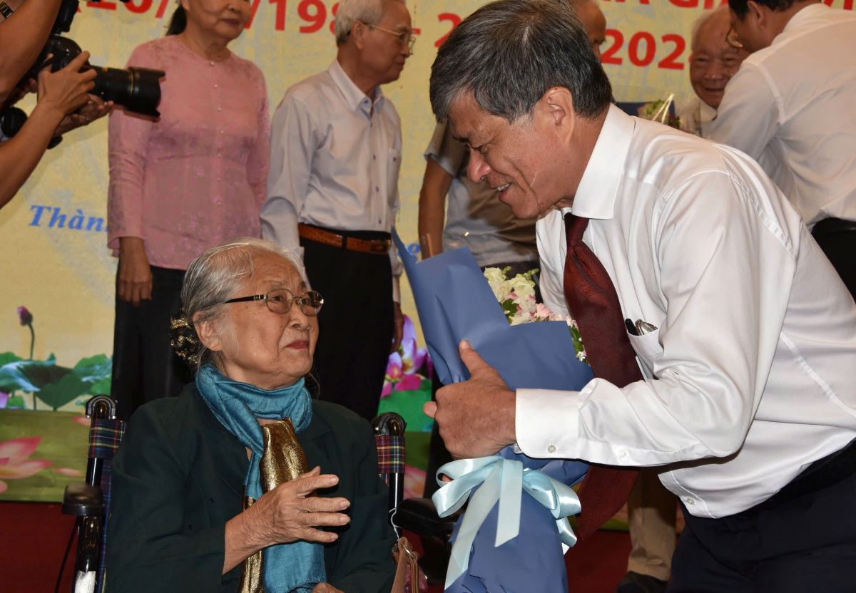 Mr. Nguyen Van Hieu - Director of the Department of Education and Training of Ho Chi Minh City presented flowers to teachers. Photo: Hoai Thu