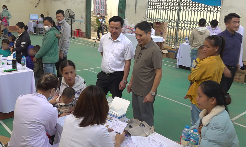 Cac y bac si kham benh cho gan 300 luot benh nhi vung lu Bao Yen - Lao Cai. Anh: Bich Quyen