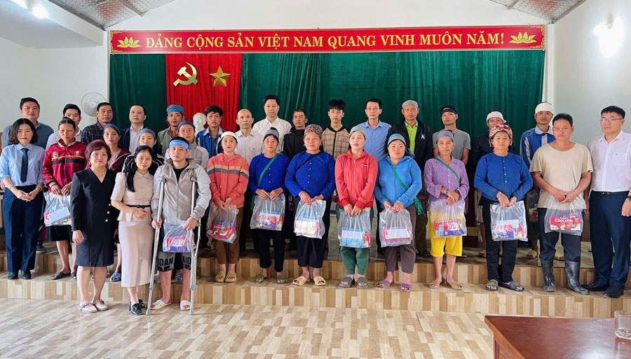 Tang qua cho nguoi dan Lang Nu. Anh: Bich Quyen