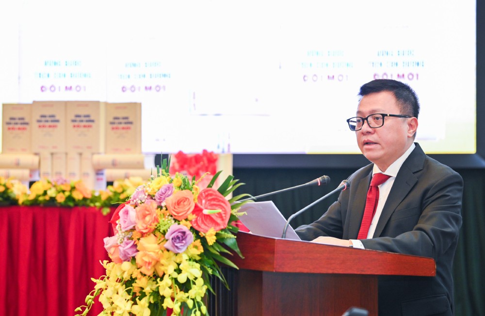 Ong Le Quoc Minh phat bieu tai le gioi thieu 2 tap tiep theo cua bo sach “Vung buoc tren con duong doi moi“. Anh: T.Vuong