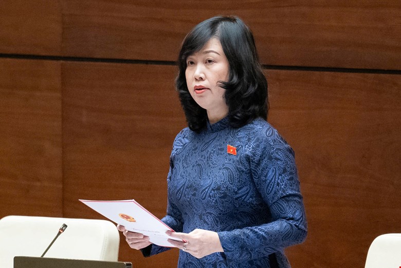 Bo truong Bo Y te Dao Hong Lan bao cao mot so van de lien quan toi noi dung chat van. Anh: Quochoi.vn