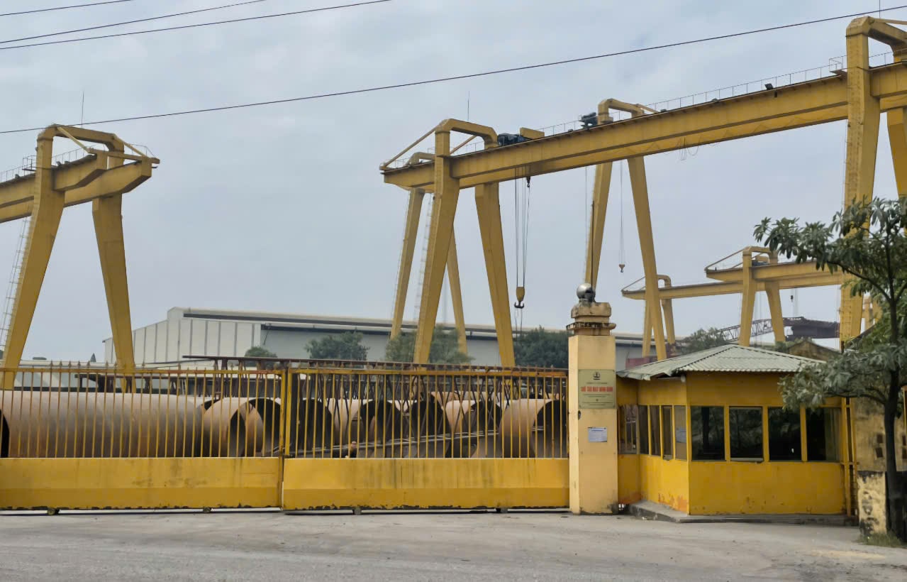 At the dialogue, a representative of Ninh Binh Machinery Manufacturing Company admitted that because workers operated machines incorrectly, dust was emitted into people's homes. Photo: Nguyen Truong