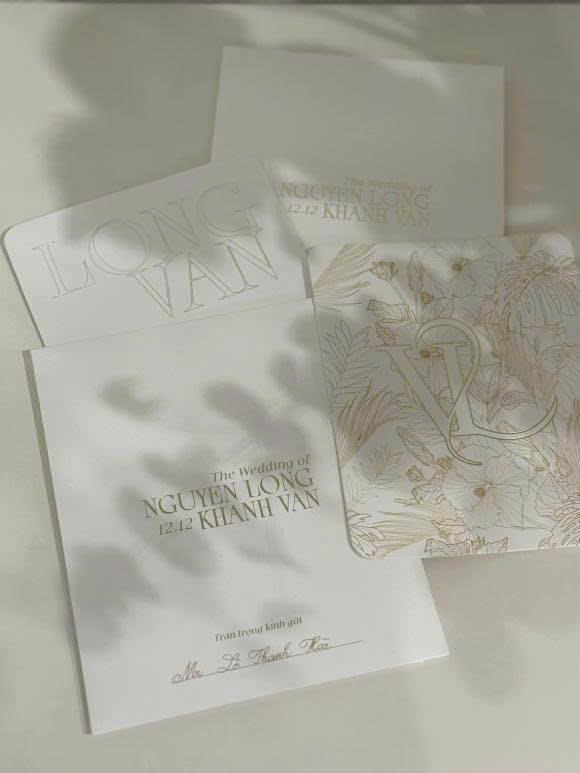 He lo thiep cuoi cua Hoa hau Khanh Van. Anh: Le Thanh Hoa