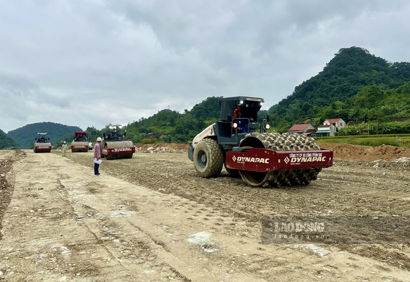 Khi nguoi dan ban giao mat bang, doanh nghiep se trien khai san gat luon. Anh: Tan Van.