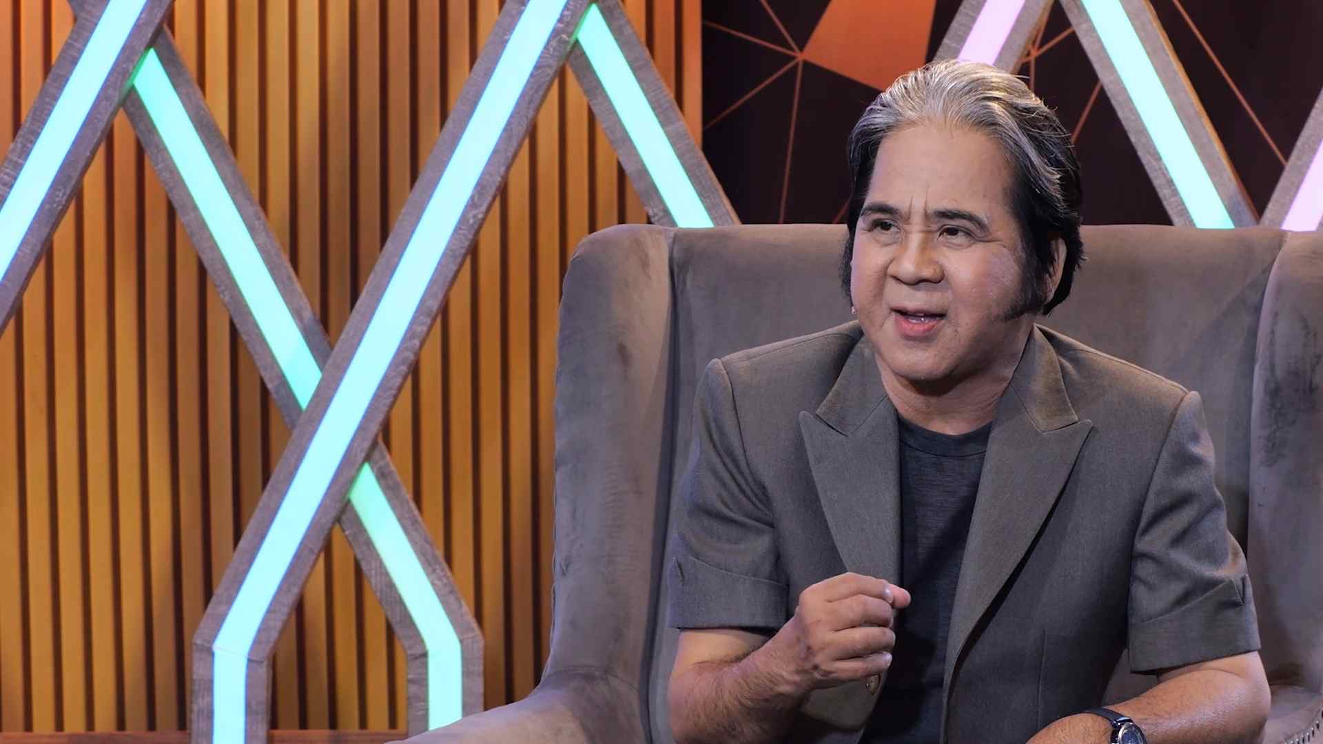 Meritorious Artist Bach Long. Photo: Producer.