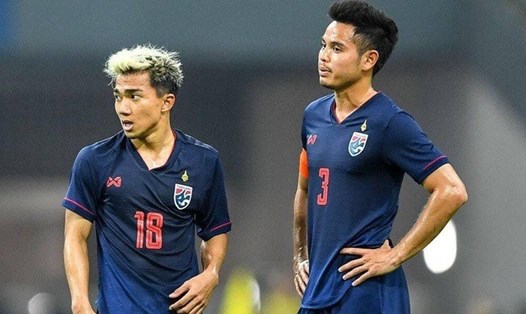Theerathon Bunmathan (phải) và Chanathip Songkrasin không dự AFF Cup 2024 cùng tuyển Thái Lan. Ảnh: FAT