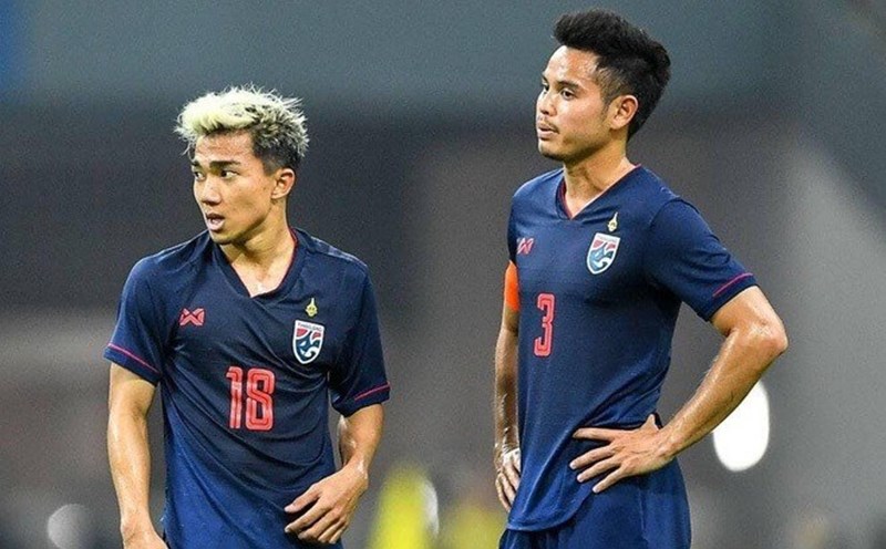 Theerathon Bunmathan (right) and Chanathip Songkrasin will not participate in the 2024 AFF Cup with the Thai team. Photo: FAT