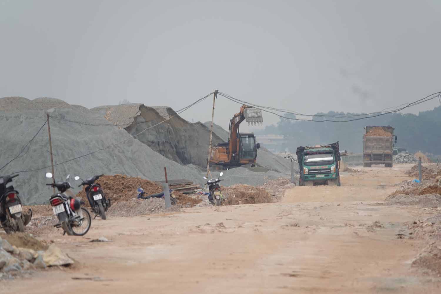 Vehicles and machines of the Ministry of National Defense's 319 Corporation are focused on constructing the North-South Expressway section through Thach Xuan commune (Thach Ha district, Ha Tinh province). Photo: Tran Tuan.