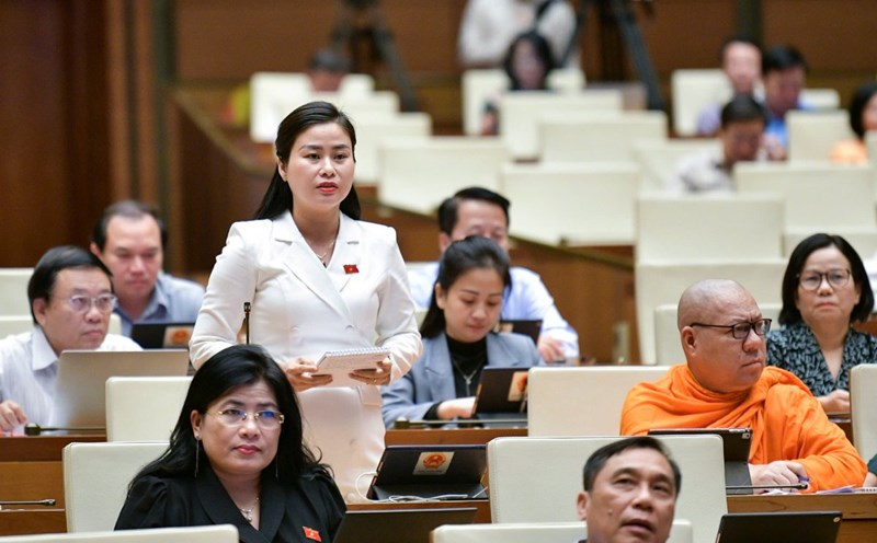 Delegate Dang Thi Bao Trinh proposed clarifying management responsibilities and solutions to control the purchase and sale of functional foods. Photo: Pham Thang
