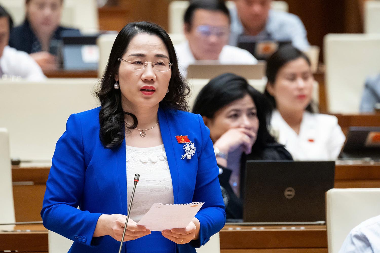 Dai bieu Nguyen Thi Thuy (Doan Bac Kan) cho biet thuc te van con thoi diem nguoi dan kham benh xong nhung chua the mua duoc thuoc. Anh: Quochoi.vn