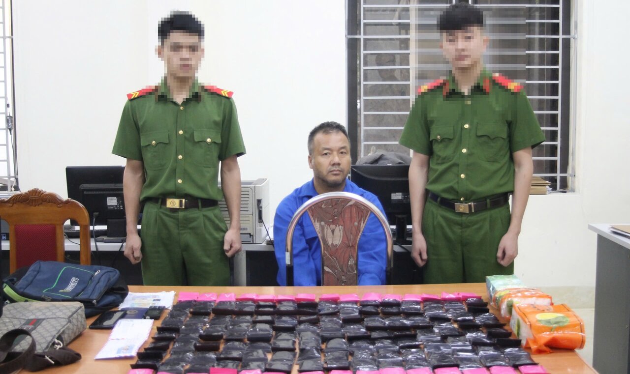 Đối tượng Nguyễn Anh Ngọc và tang vật là 3kg ma túy. Ảnh: Cao Thiên