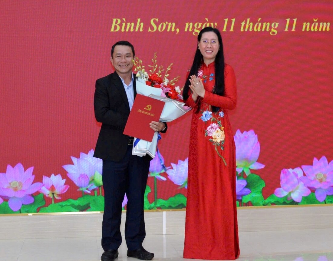Ms. Bui Thi Quynh Van - Secretary of the Provincial Party Committee, Chairwoman of the People's Council of Quang Ngai province presented the decision and flowers to congratulate Mr. Vo Van Dong. Photo: Vien Nguyen