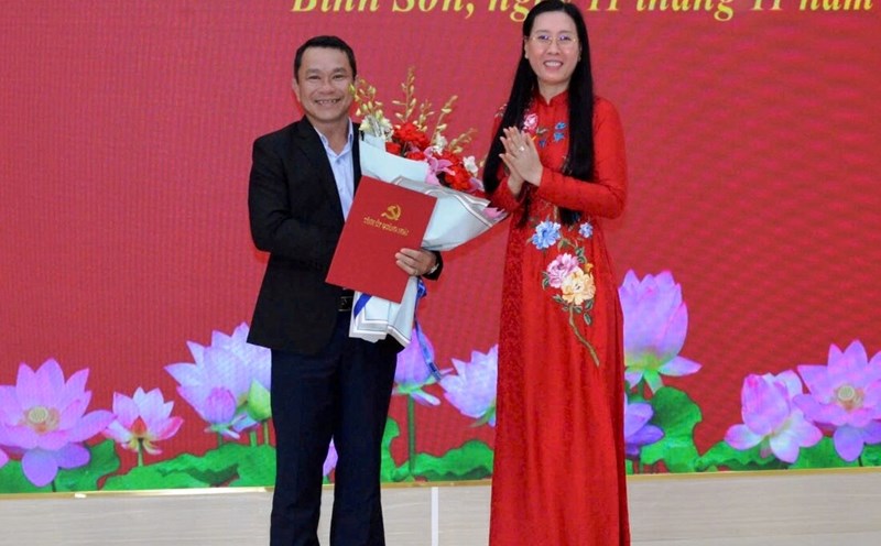 Ms. Bui Thi Quynh Van - Secretary of the Provincial Party Committee, Chairwoman of the People's Council of Quang Ngai province presented the decision and flowers to congratulate Mr. Vo Van Dong. Photo: Vien Nguyen
