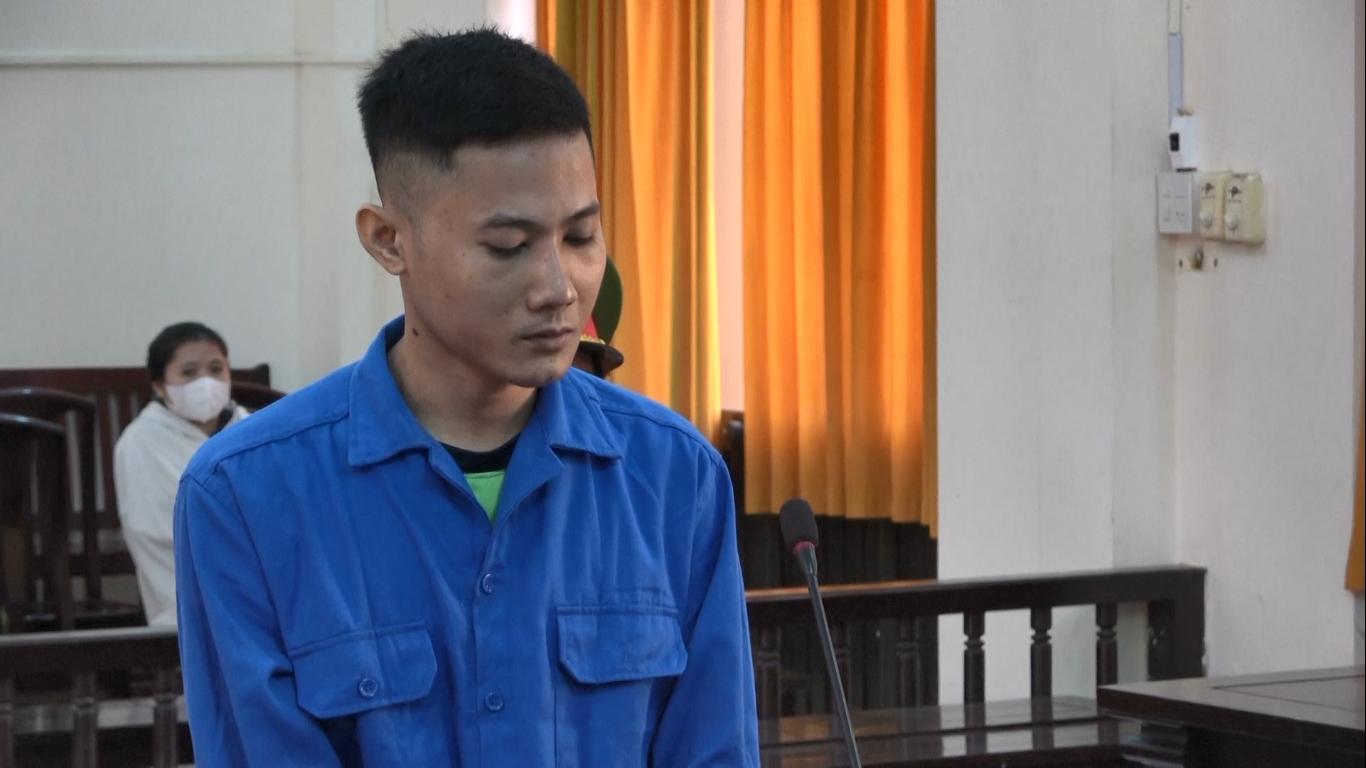 Dang used a helmet to hit T. Photo: Van Vu