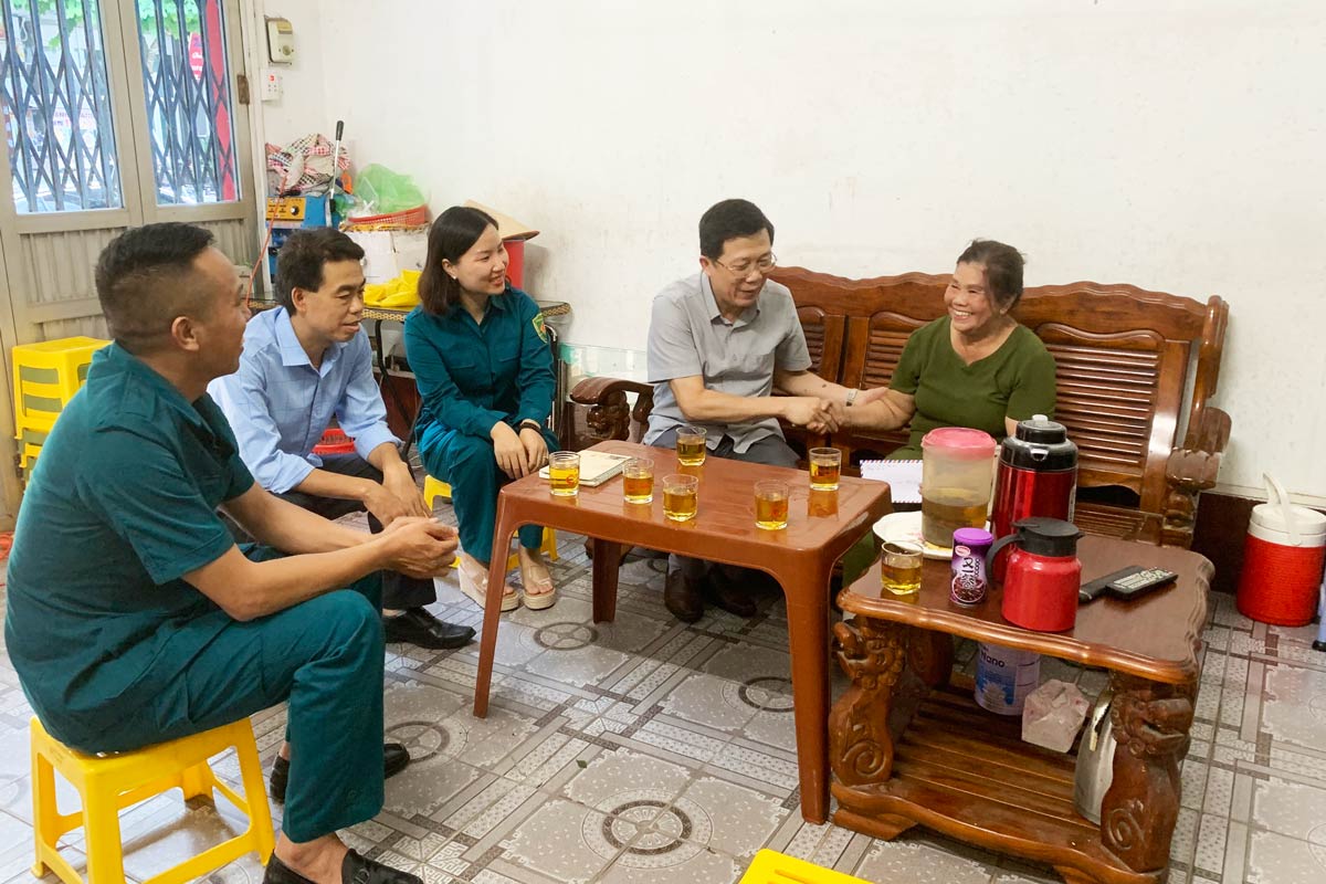 Phường Hòa Lạc, TP Móng Cái, tỉnh Quảng Ninh thăm hỏi, tặng quà và tri ân các gia đình, thân nhân liệt sĩ trên địa bàn. Ảnh: Cổng TTĐT Móng Cái