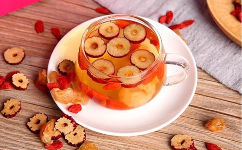 Ginger tea with red apples is a natural drink that helps detoxify and lose weight safely. Photo source: Source: Trathaoduoc.vn.