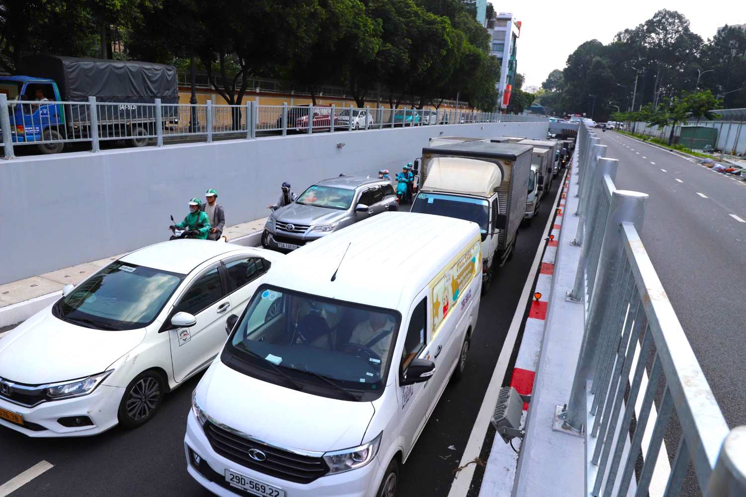 Traffic jam at the underpass at the intersection of Tran Quoc Hoan - Phan Thuc Duyen, part of the Tran Quoc Hoan - Cong Hoa connecting road project. Photo: Minh Quan