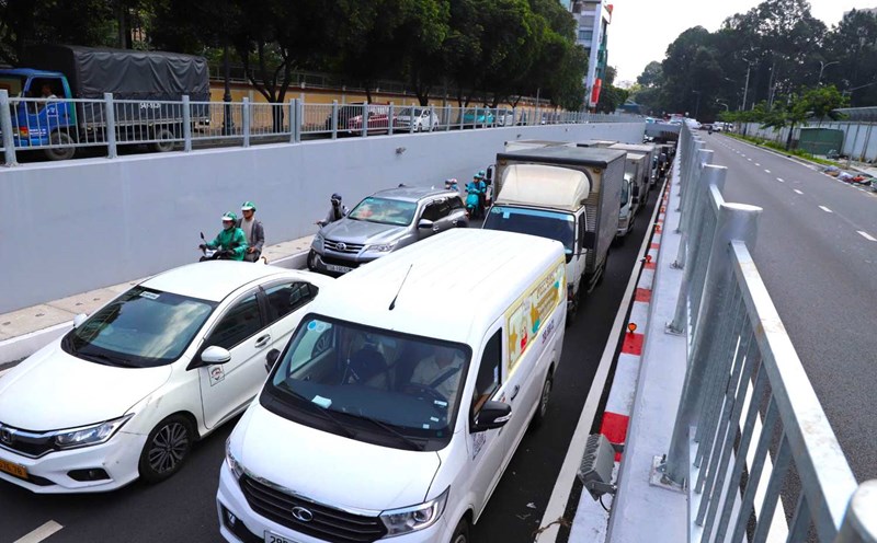 Traffic jam at the underpass at the intersection of Tran Quoc Hoan - Phan Thuc Duyen, part of the Tran Quoc Hoan - Cong Hoa connecting road project. Photo: Minh Quan
