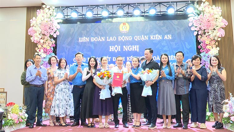 Kien An District Labor Federation established a private medical and pharmaceutical facility union. Photo: Kien An District Labor Federation