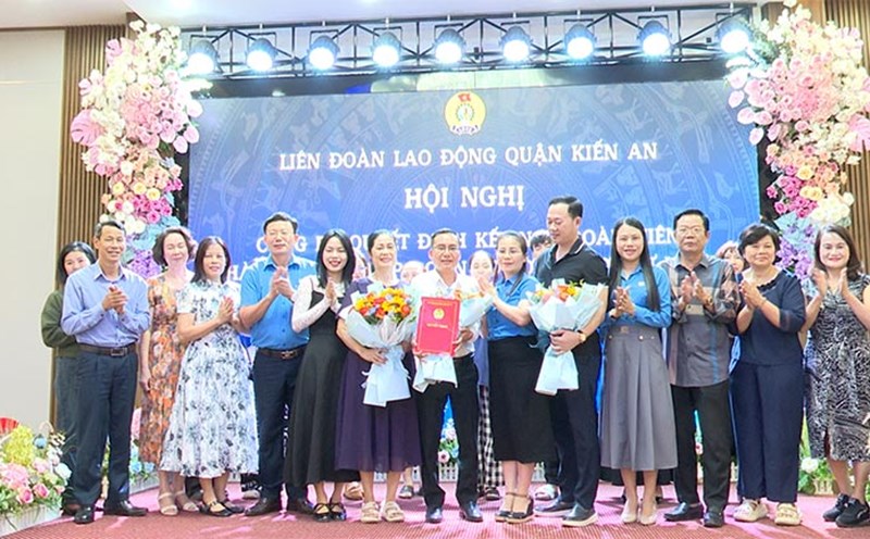 Kien An District Labor Federation established a private medical and pharmaceutical facility union. Photo: Kien An District Labor Federation