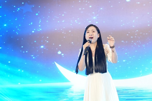 Singer Minh Hang - Champion of The Voice of Hanoi 2022, performing folk music: Photo: Lai Tan