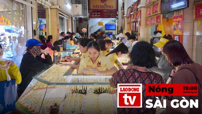 Hot in Saigon: Ho Chi Minh City people withdraw savings to buy gold.